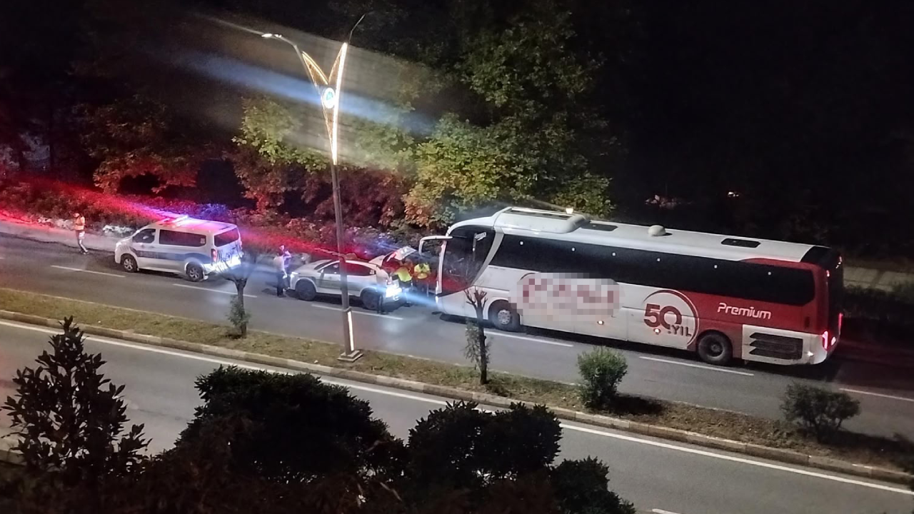 Polis otomobiline çarpan yolcu otobüsünün şoförü alkollü çıktı
