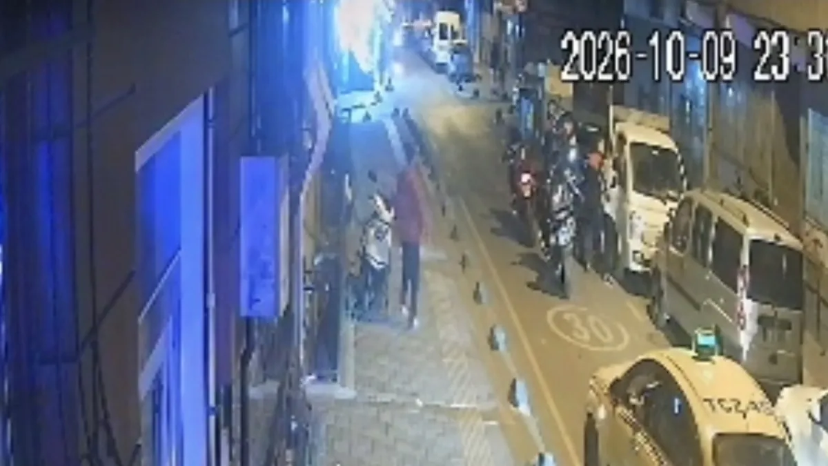 Polisin 'dur' ihtarına uymadı: 18 yaşından küçük sürücü refüje çarptı
