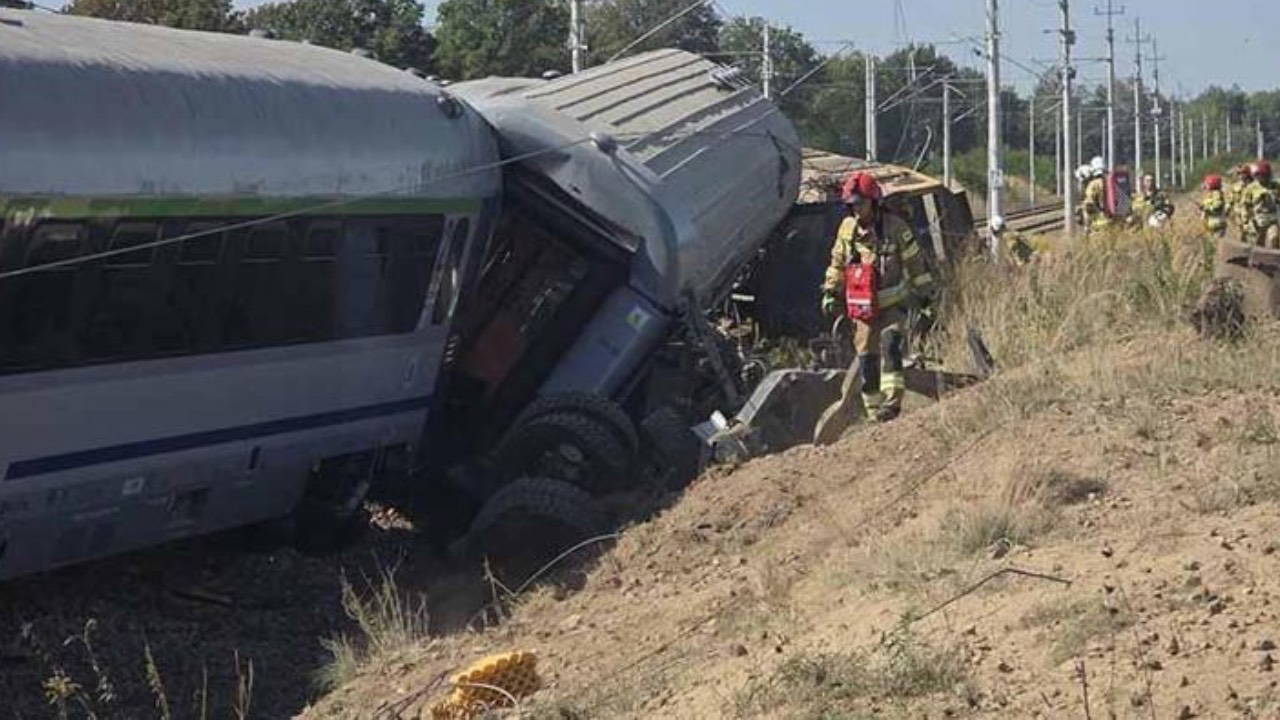 Polonya'da Beton Mikseri Trenine Çarptı: 1 Ölü, 20 Yaralı