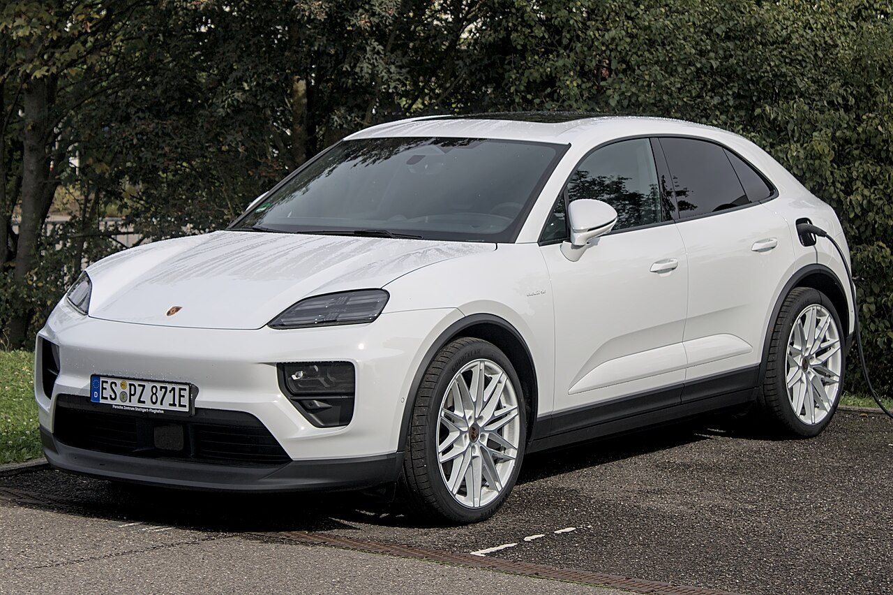 Porsche Benzinli Macan'ı Geri Getiriyor: Elektrikli 911 Planları Ertelendi