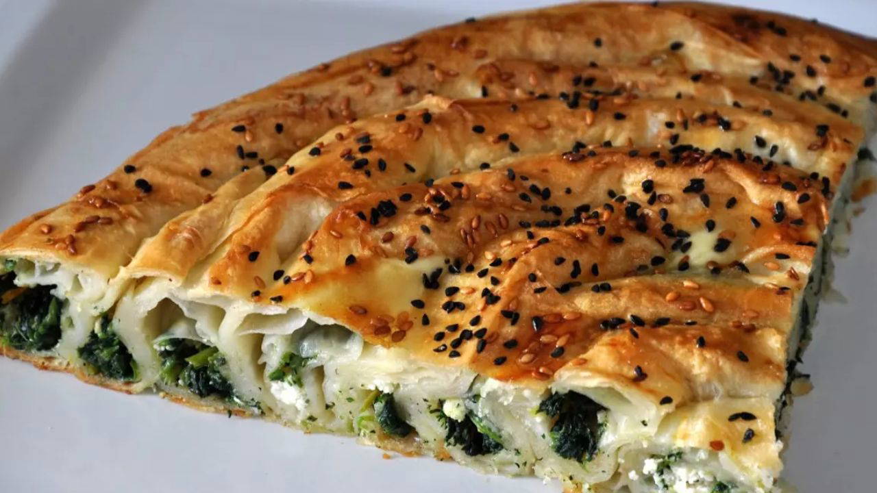 Pratik El Açması Lezzetinde Hazır Yufkalı Ispanaklı Börek Tarifi