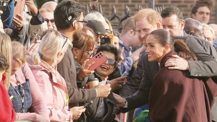 Prens Harry ve Meghan Markle 6 yıl sonra ilk kez birlikte halkın karşısında