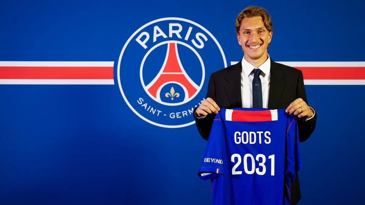PSG, Ajax'ın Yıldızı Mika Godts'u Transfer Etti