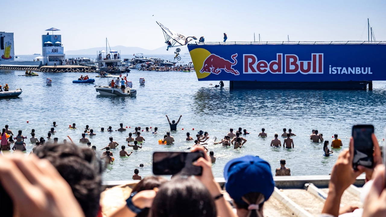 Red Bull Uçuş Günü İstanbul'da Renkli Görüntülere Sahne Oldu