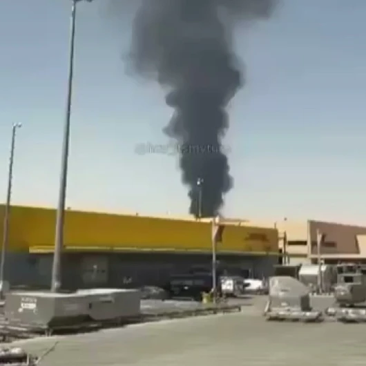 Riyad'da Kral Halid Havalimanı yakınında yangın: Aramco yakıt tankında alevler