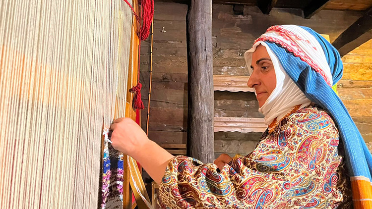 Rize Bezi Ustası Plastik Poşetleri Geleneksel Tezgahta Kumaşa Dönüştürüyor