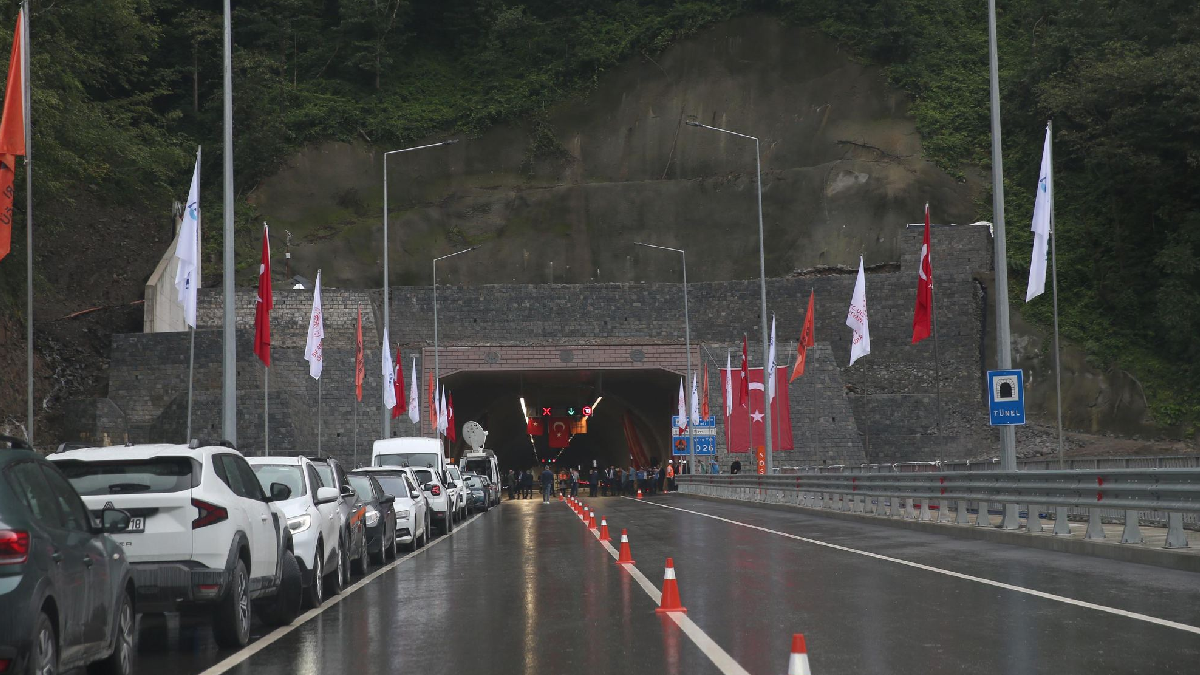 Rize'de Çamlıhemşin Tüneli Açıldı: Seyahat Süresi 20 Dakika Kısalıyor