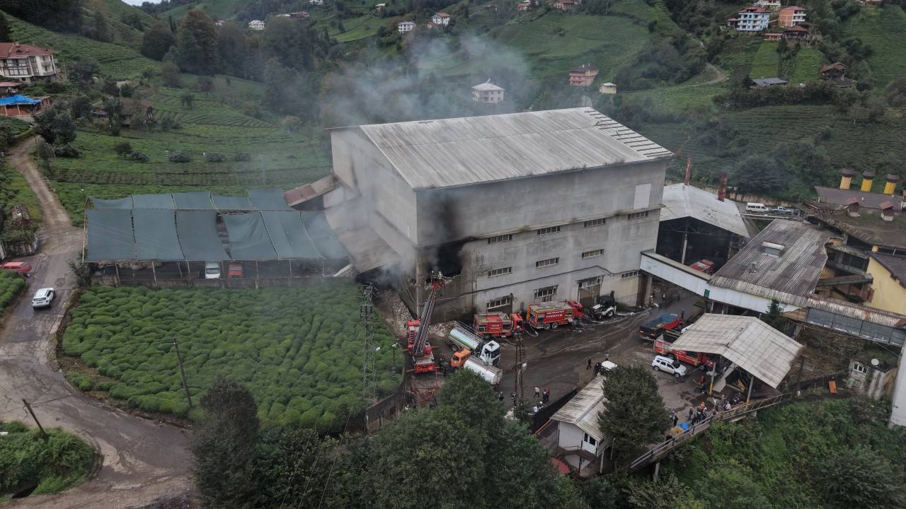 Rize'de Çay Fabrikası Ambalaj Deposunda Yangın Panik Yaptı