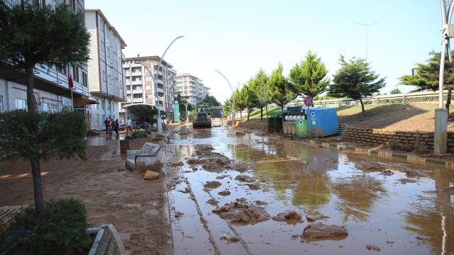 Rize İyidere'de Sağanak Sonrası Temizlik ve Hasar Tespiti Sürüyor