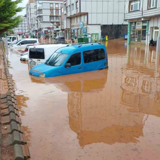 Rize'de Sağanak Felaketi: Yollar Göle Döndü