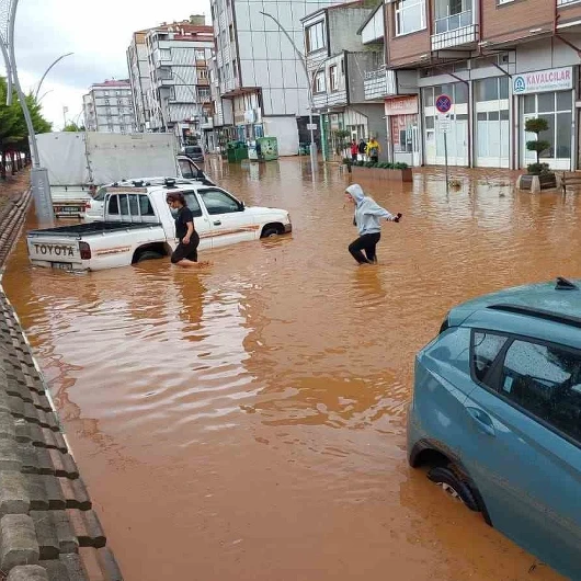Rize'yi Sağanak Vurdu: Su Baskınları ve Heyelanlar Hayatı Felç Etti