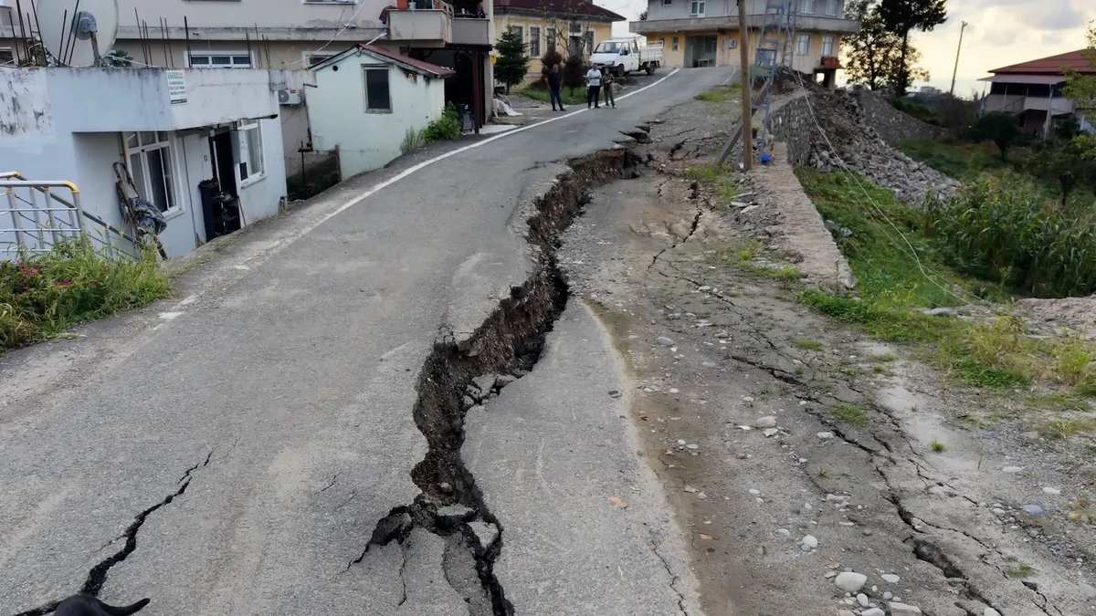 Rize'de Sağanak Yolu İkiye Böldü: 60 cm Çöküntü