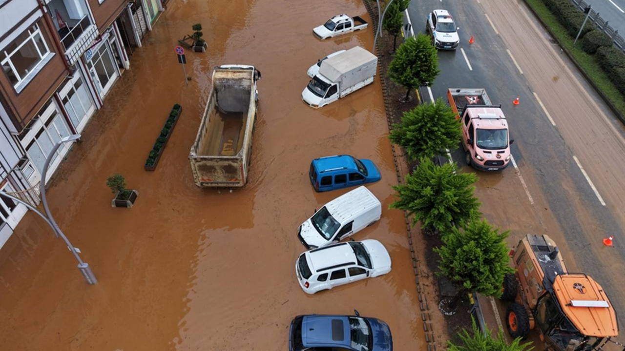 Rize'de sel felaketi: İyidere'de cadde ve yollar su altında kaldı