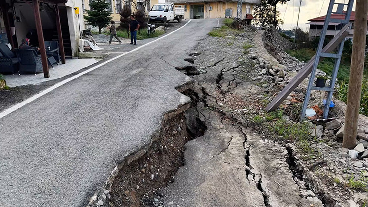 Rize'de sel ve heyelan paniği: Yol ikiye ayrıldı