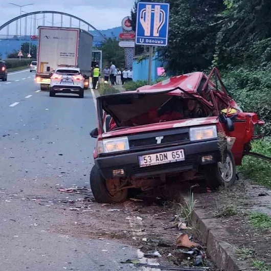 Rize'de Tır Arızalanan Otomobile Çarptı: Biri Ağır İki Yaralı