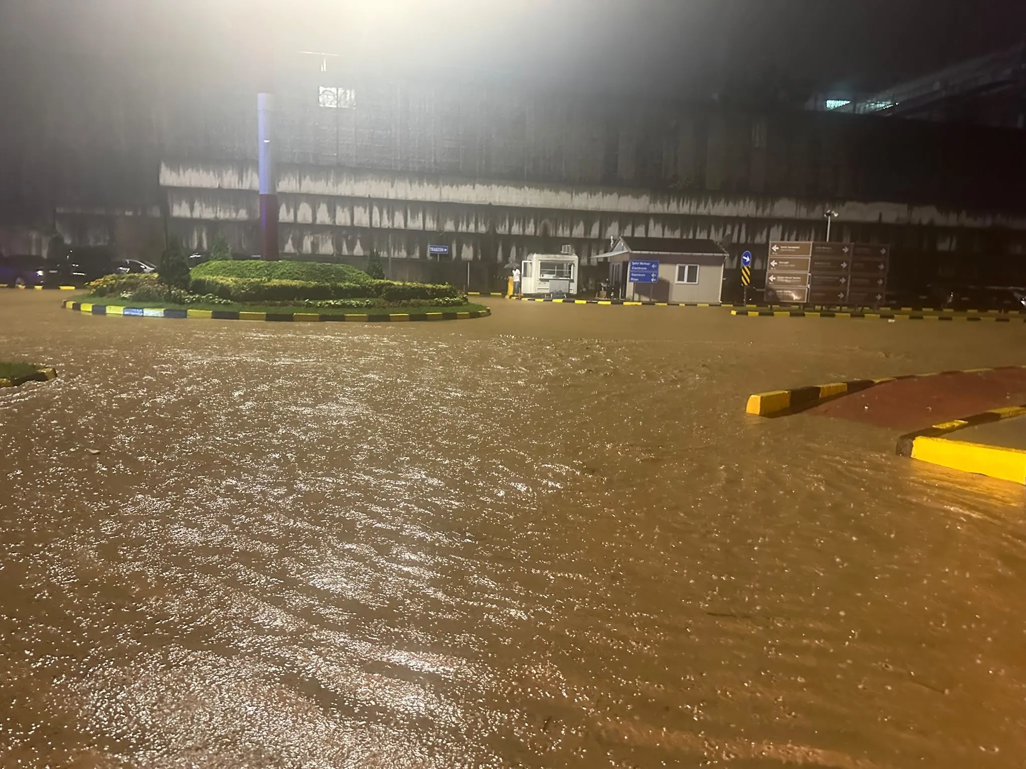 Rize ve Trabzon'da Sağanak Felç Etti: Ürgüp'te 3 Kişi Cam Kırılarak Kurtarıldı