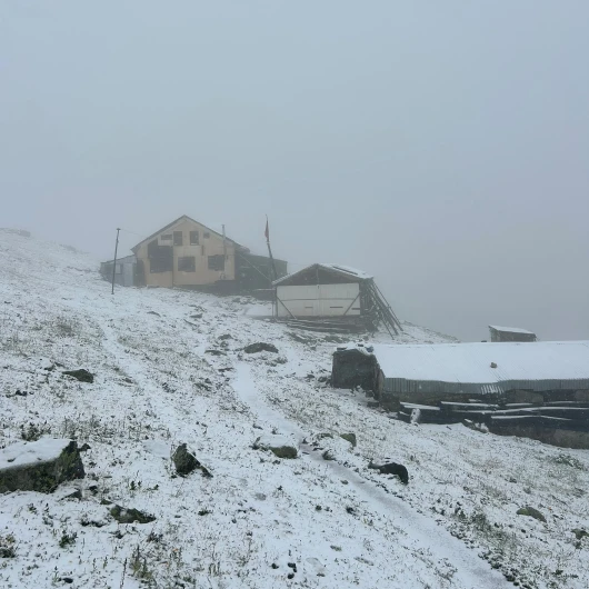 Rize'nin Yükseklerine Kar Yağdı: Kaçkar Zirvesi Beyaza Büründü