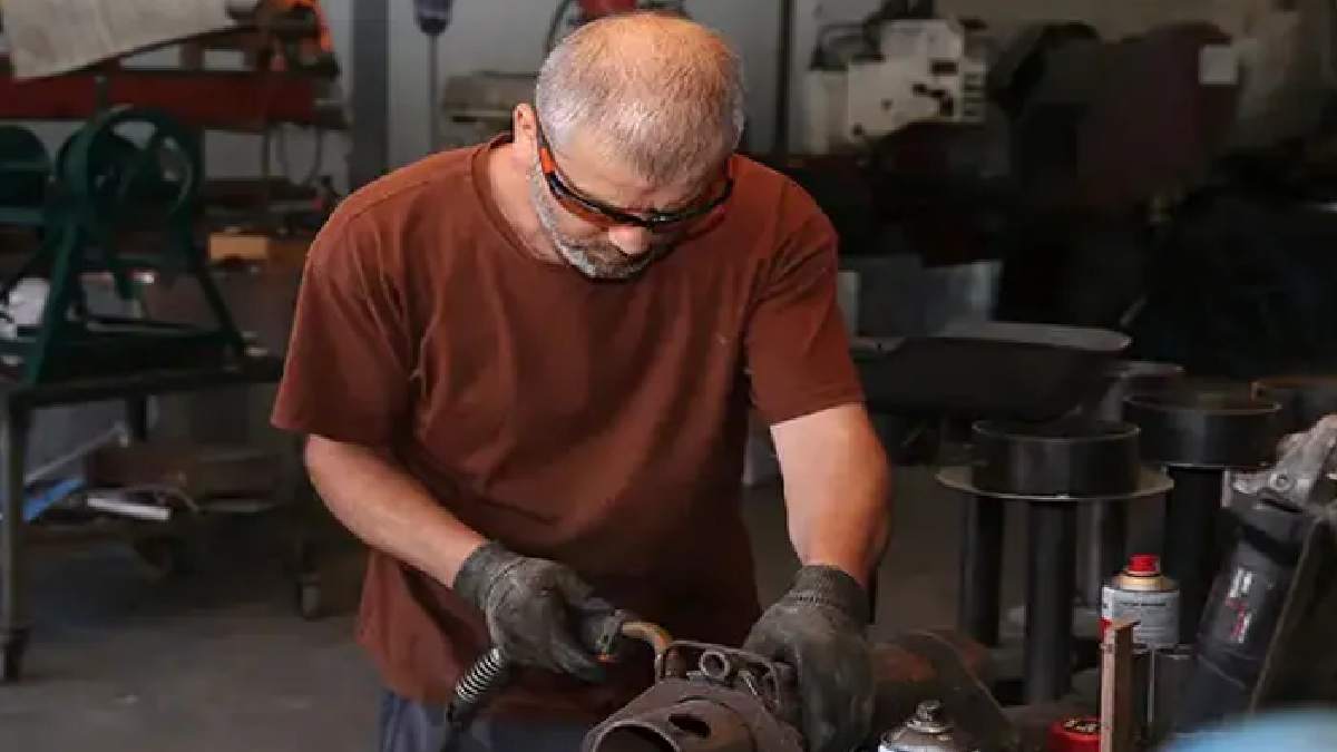 Rize'de demirci ustası hurda metalleri sanat eserine dönüştürüyor
