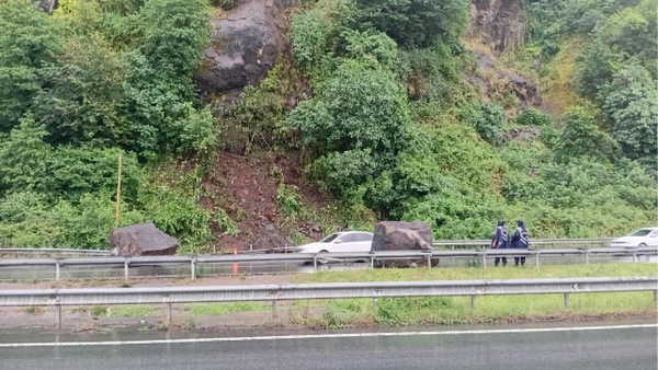 Rize'de dev kayalar sahil yoluna düştü: Ulaşım aksadı