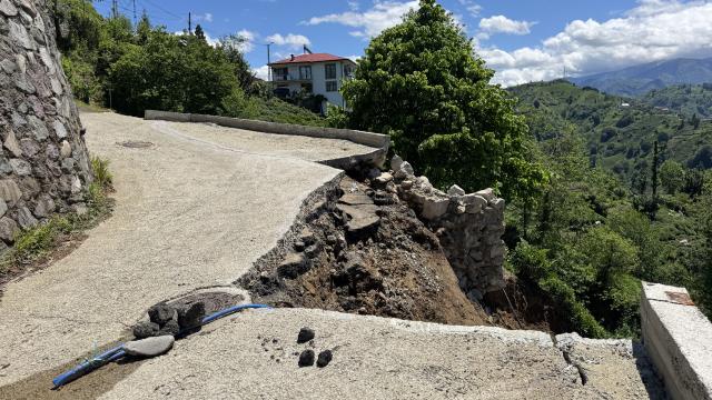 Rize'de İstinat Duvarı Çöktü: Mahalle Yolu Ulaşıma Kapandı