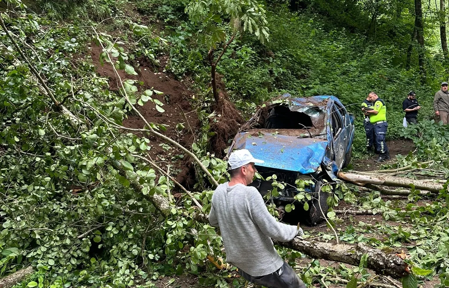 Rize'deki kaza bir ailenin sonu oldu! Uçuruma yuvarlanan kamyonetteki karı koca hayatını kaybetti