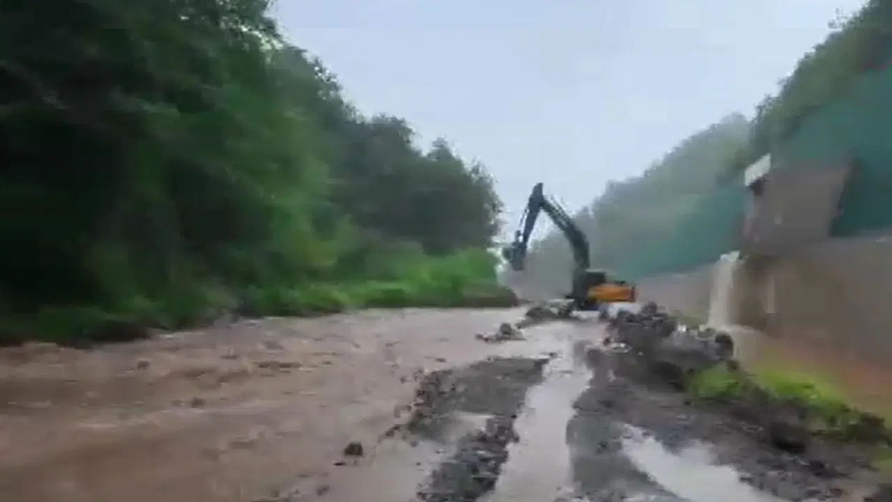 Rize'de Mahsur Kalan Kişi Ekskavatörle Kurtarıldı