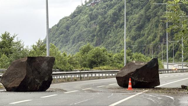 Rize'de sağanak yol çökertti: Yamaçtan kopan kayalar sahil yoluna düştü