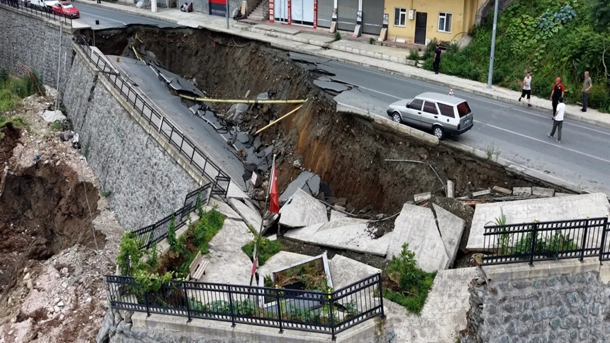 Rize'de yol çöktü, 3 bina tahliye edildi