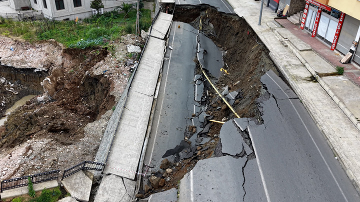 Rize'de yurt inşaatı kazısında istinat duvarı çöktü: 3 bina tahliye edildi