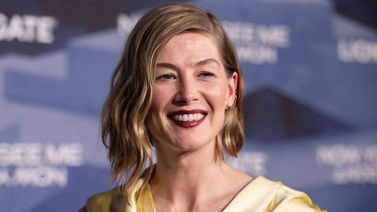 Rosamund Pike'tan tiyatroda telefon sitemi: 'Sahnede her şeyi görüyoruz