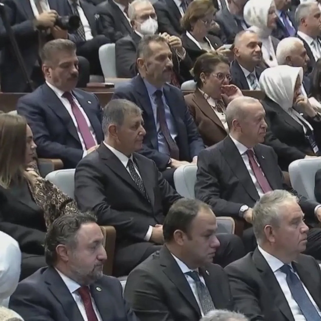 Rozeti Başkan Erdoğan taktı! İzmir Büyükşehir Belediye Başkanı Cemil Tugay AK Parti'ye katıldı