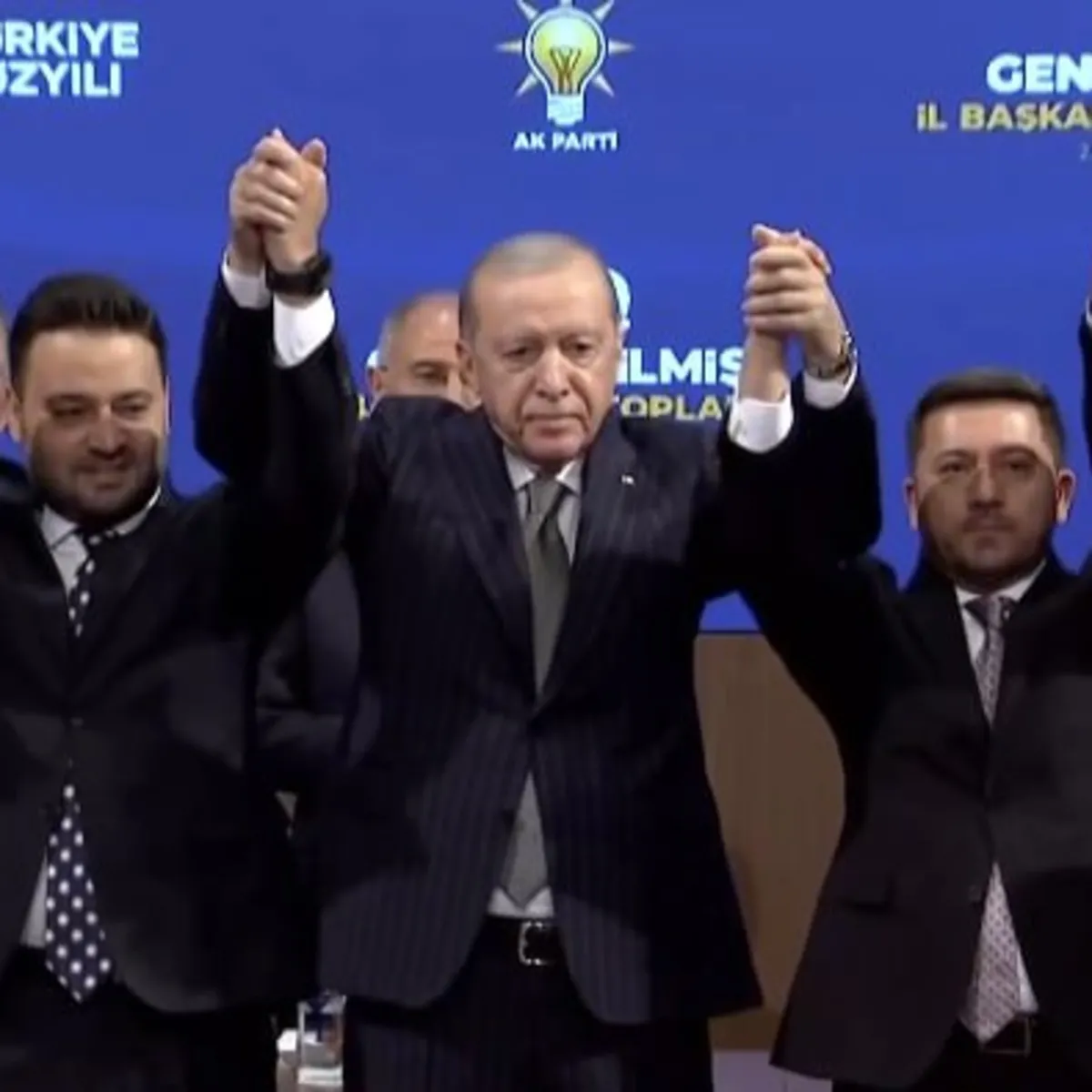 Rozetleri Başkan Erdoğan taktı! 3 belediye başkanı daha AK Parti'de