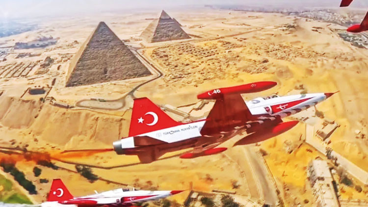 Rum lider Mısır'da Türk Yıldızları'nın gösterisini izledi