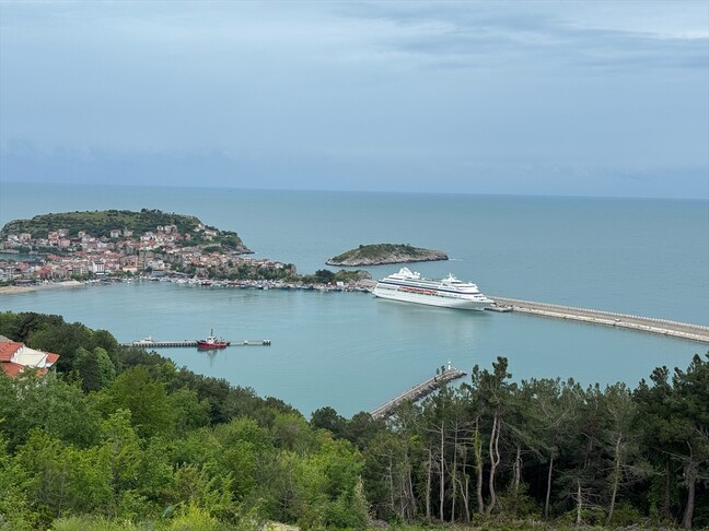 Rus kruvaziyeri Astoria Grande 100. seferinde Amasra'ya demirledi