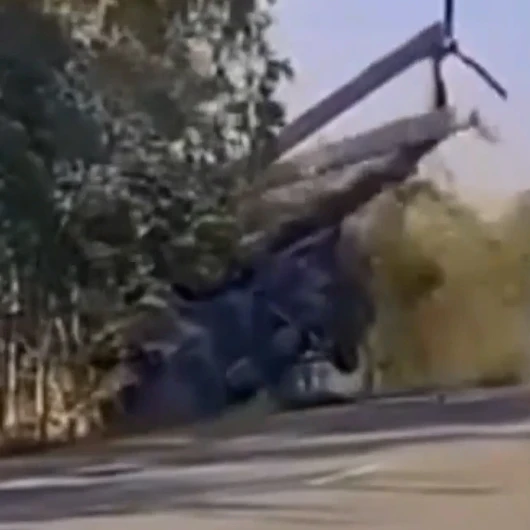 Rus Mi-8 helikopteri otoyola acil iniş yaptı, kaza anları kamerada