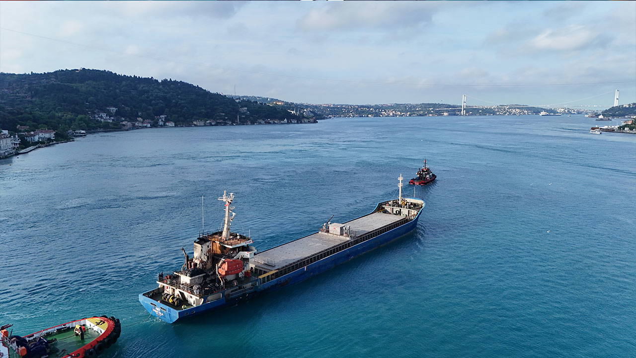 Rus saldırısında hasar alan Türk gemisi İstanbul Boğazı'ndan geçti