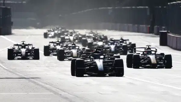 Russell Azerbaycan GP'de kazandı, sezonun üçüncü zaferi