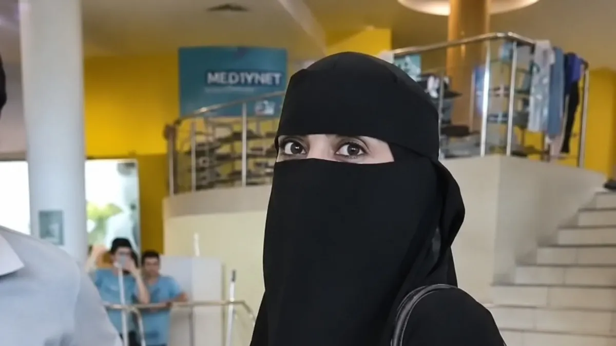 Rusya'da Çarşaflı Kadına 'Korkutuyor' İddiasıyla Tesis Yasağı