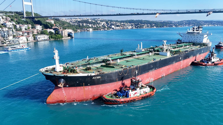 Rusya'da İDA saldırısına uğrayan tanker İstanbul Boğazı'ndan geçti