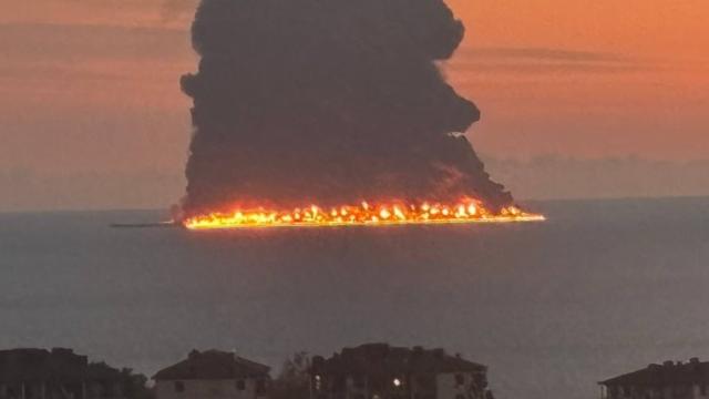 Rusya'nın Karadeniz açıklarında tankerde yangın paniği