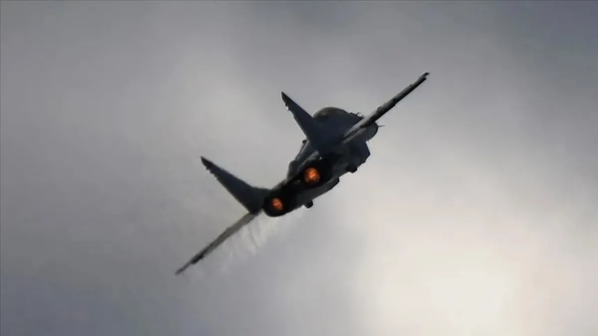 Rusya'da eğitim uçağı düştü: Pilot paraşütle kurtuldu