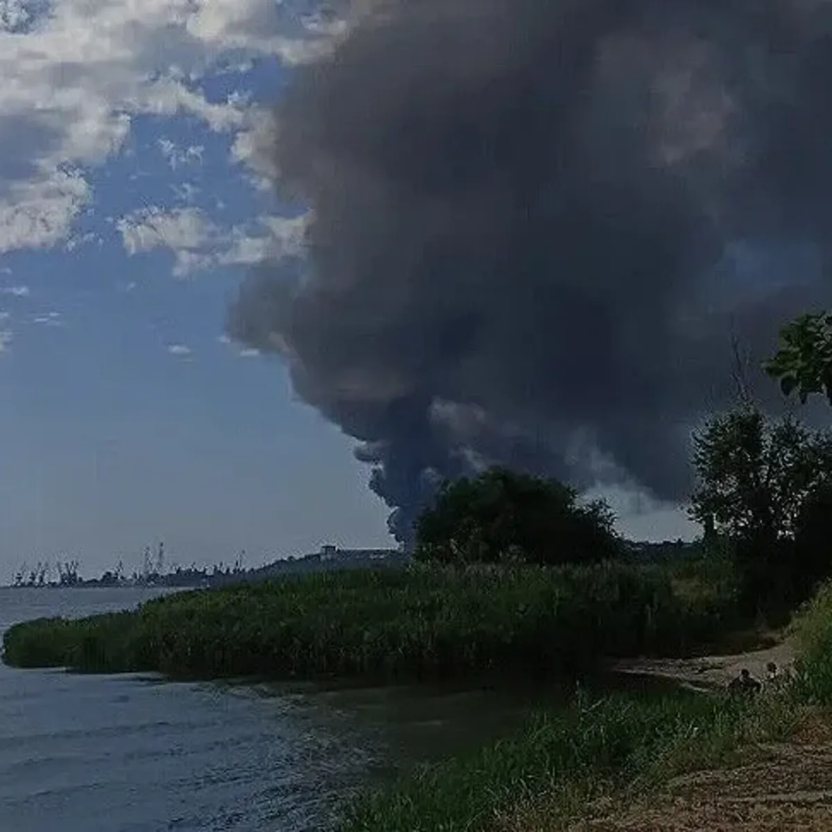 Rusya'dan Yujnıy Limanı'na saldırı: Yağ tankları vuruldu