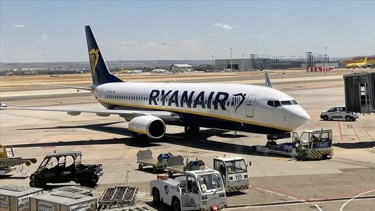 Ryanair uçağında motor parçası camı kırdı: 1 yolcu yaralandı