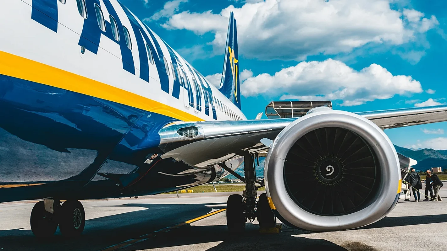 Ryanair uçağında pencere hasarı: Uçak acil iniş yaptı