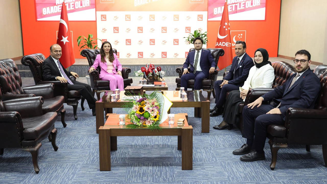 Saadet Partisi'nden CHP heyetine sembolik hediye