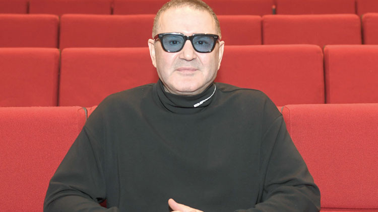 Şafak Sezer 12 Yıl Sonra Tiyatro Sahnesine Dönüyor