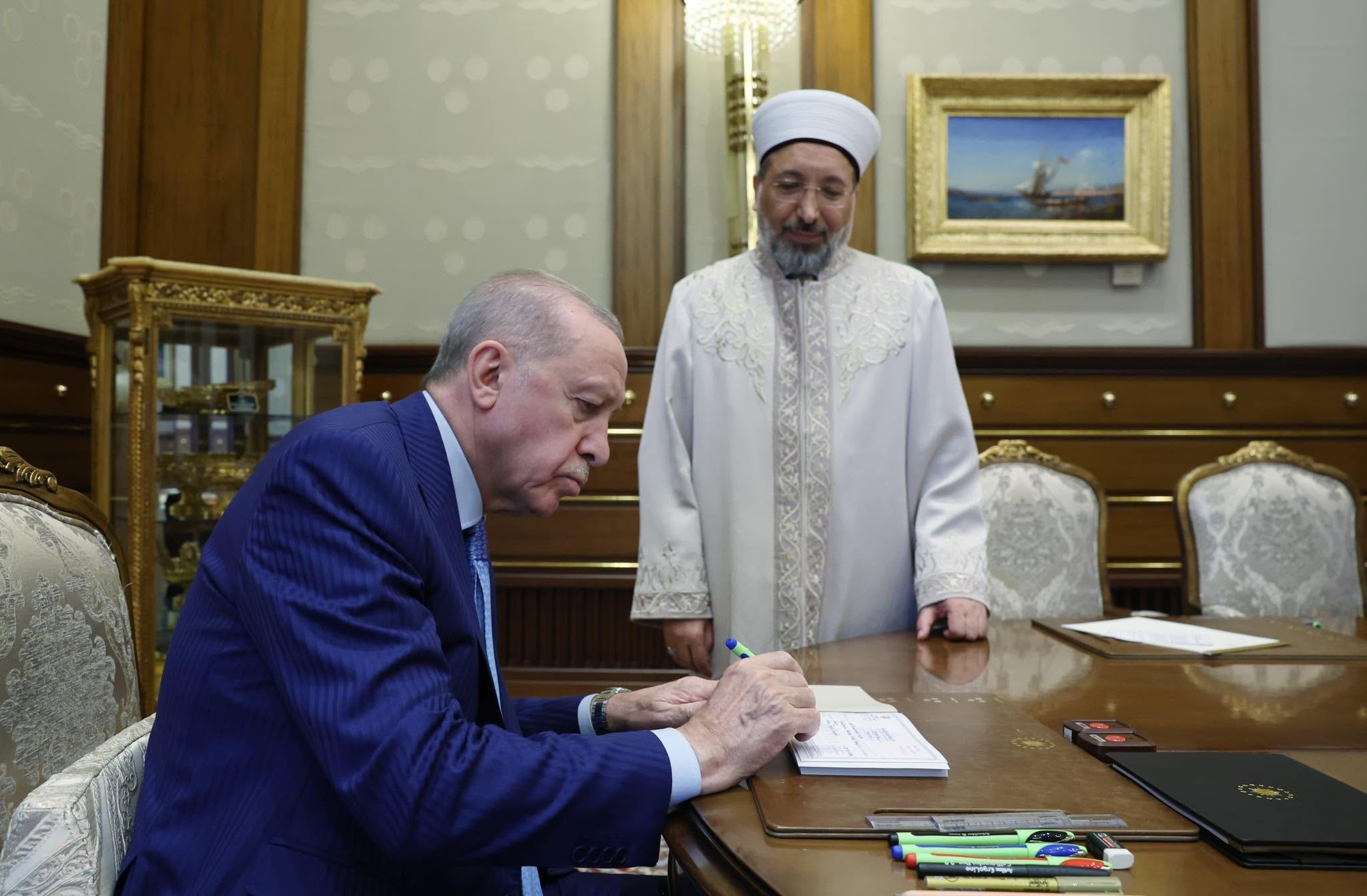 Safi Hoca Atatürk'ü Değil Benjamin'i Seçti: İktidarın Döviz Çağrısına Ters Düşen Görüntü