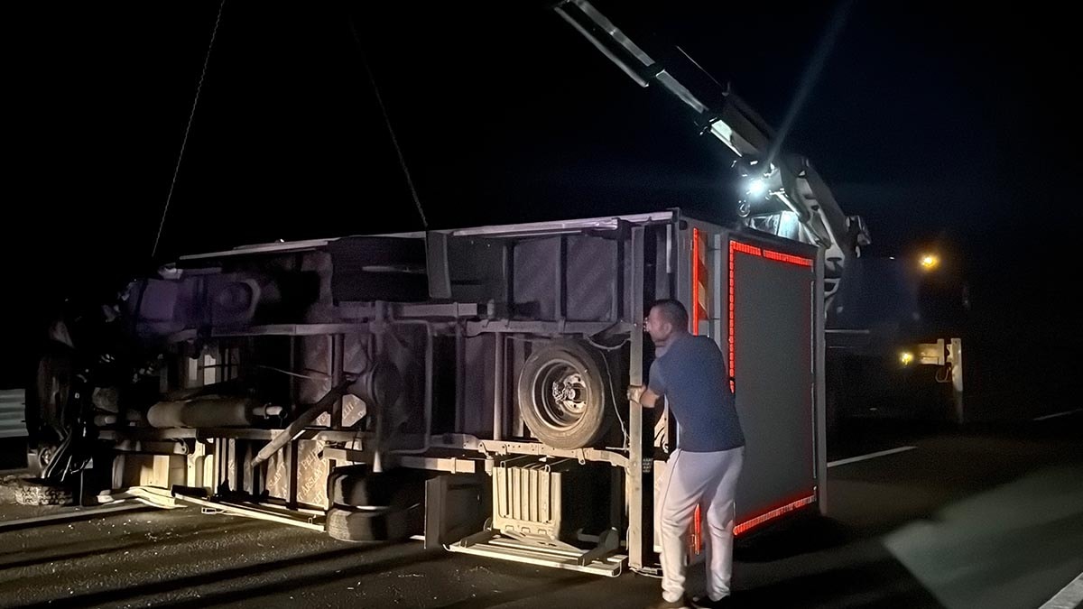 Safranbolu'da Kamyonet Bariyerlere Çarparak Devrildi: Sürücü Yaralı