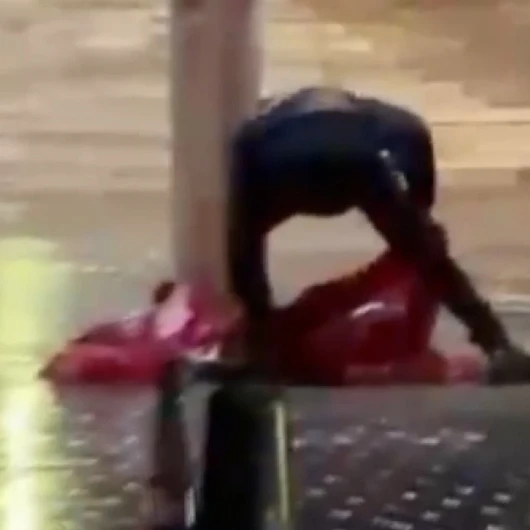 Sağanak Altında Anlamlı Hareket: Taksim'de Yere Düşen Türk Bayrağını Polis Kaldırdı
