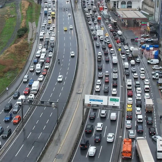 Sağanak Sonrası İstanbul Trafiği Felç: Avcılar-Beylikdüzü Hattında Ulaşım Çilesi
